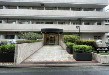 レジデンス上野のエントランス|建物の内部です