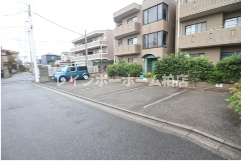 特典：仲介手数料が無料です!!の駐車場|車をお持ちの方に嬉しい駐車場付きの物件です