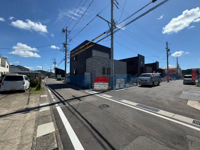 タマタウン　関市巾1丁目（倉知小Ⅲ）　全5区画分譲の前面道路含む現地写真|「現地（2026年7月17日）撮影」　
■前面道路　
■ヤマダ不動産　株式会社リライフ