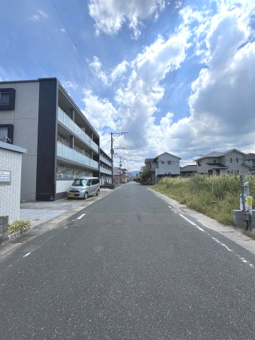 福岡市西区富士見１丁目の新築一戸建の前面道路含む現地写真
