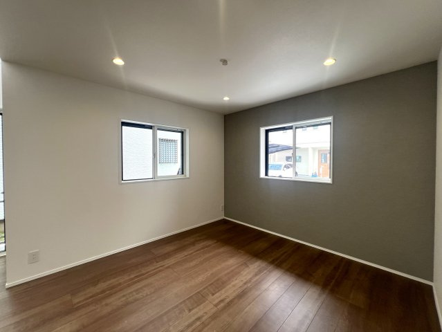 フォレオが近くお買い物に便利♪ちょっと行けば中原街道でごはん屋さんにも困らない◎何気に住みやすさ満点で、静かに暮らす快適空間な【緑区寺山町新築戸建】の居間・リビング|こちらのリビングで趣味の時間をお楽しみください