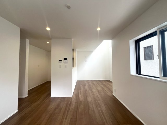 フォレオが近くお買い物に便利♪ちょっと行けば中原街道でごはん屋さんにも困らない◎何気に住みやすさ満点で、静かに暮らす快適空間な【緑区寺山町新築戸建】の居間・リビング|使いやすい居間です