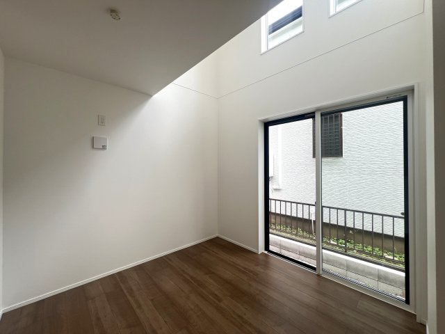 フォレオが近くお買い物に便利♪ちょっと行けば中原街道でごはん屋さんにも困らない◎何気に住みやすさ満点で、静かに暮らす快適空間な【緑区寺山町新築戸建】の居間・リビング|こちらの居間で趣味の時間をお楽しみください