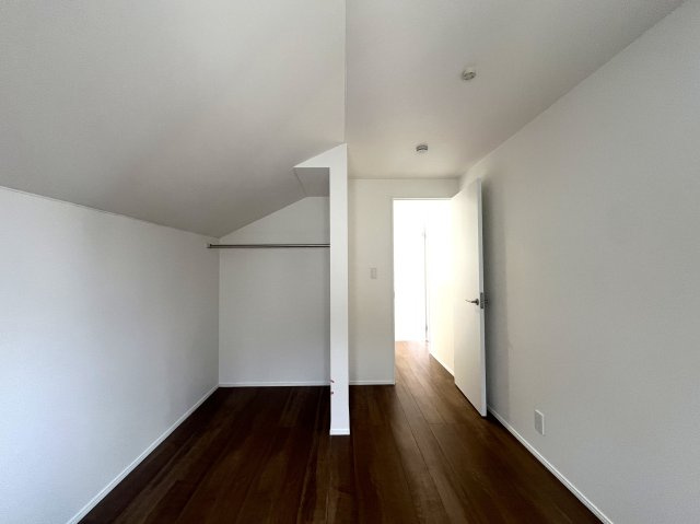フォレオが近くお買い物に便利♪ちょっと行けば中原街道でごはん屋さんにも困らない◎何気に住みやすさ満点で、静かに暮らす快適空間な【緑区寺山町新築戸建】の洋室|スタンダードな洋室です