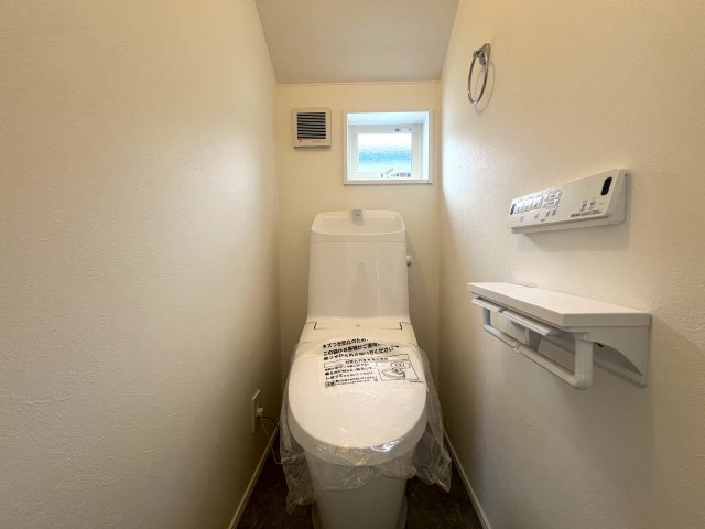 フォレオが近くお買い物に便利♪ちょっと行けば中原街道でごはん屋さんにも困らない◎何気に住みやすさ満点で、静かに暮らす快適空間な【緑区寺山町新築戸建】のトイレ|落ち着いた色調のトイレです