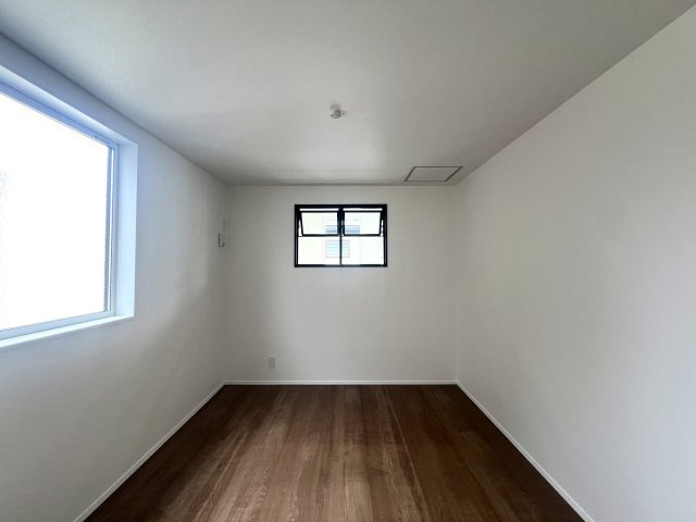 フォレオが近くお買い物に便利♪ちょっと行けば中原街道でごはん屋さんにも困らない◎何気に住みやすさ満点で、静かに暮らす快適空間な【緑区寺山町新築戸建】の洋室|明るい洋室です