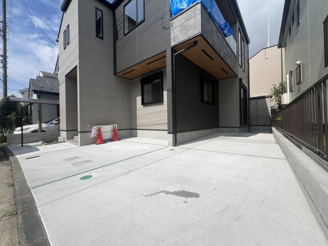 フォレオが近くお買い物に便利♪ちょっと行けば中原街道でごはん屋さんにも困らない◎何気に住みやすさ満点で、静かに暮らす快適空間な【緑区寺山町新築戸建】の駐車場|カースペースがあります