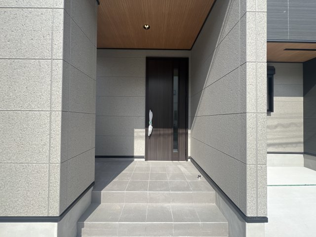 フォレオが近くお買い物に便利♪ちょっと行けば中原街道でごはん屋さんにも困らない◎何気に住みやすさ満点で、静かに暮らす快適空間な【緑区寺山町新築戸建】の玄関|毎日通る玄関はこちらです