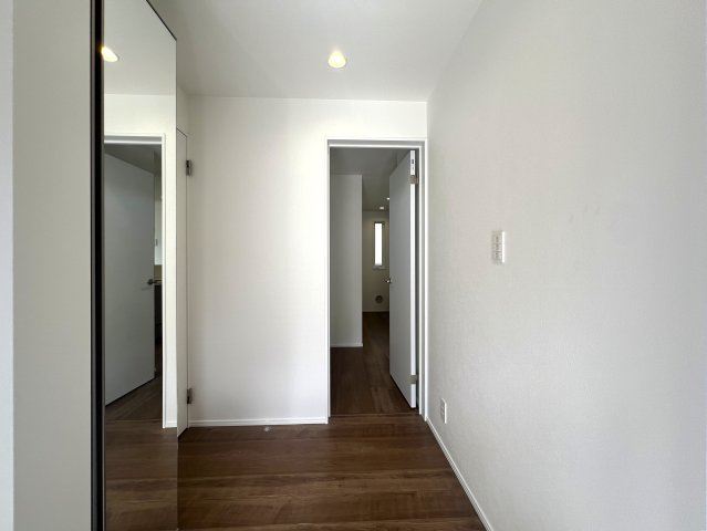 フォレオが近くお買い物に便利♪ちょっと行けば中原街道でごはん屋さんにも困らない◎何気に住みやすさ満点で、静かに暮らす快適空間な【緑区寺山町新築戸建】の玄関|明るい玄関です