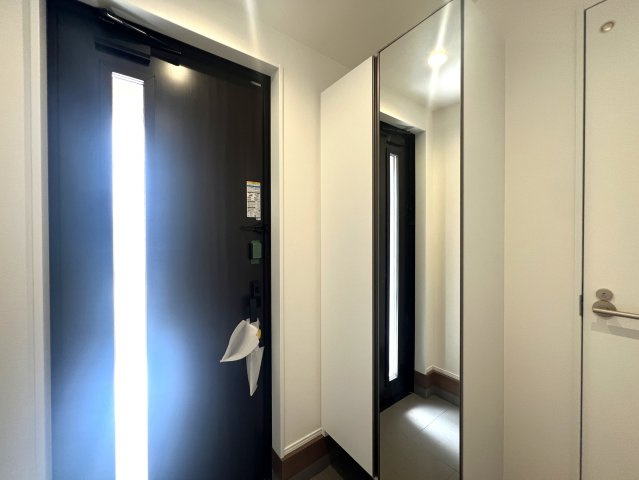フォレオが近くお買い物に便利♪ちょっと行けば中原街道でごはん屋さんにも困らない◎何気に住みやすさ満点で、静かに暮らす快適空間な【緑区寺山町新築戸建】の玄関|ゆったりとした玄関です