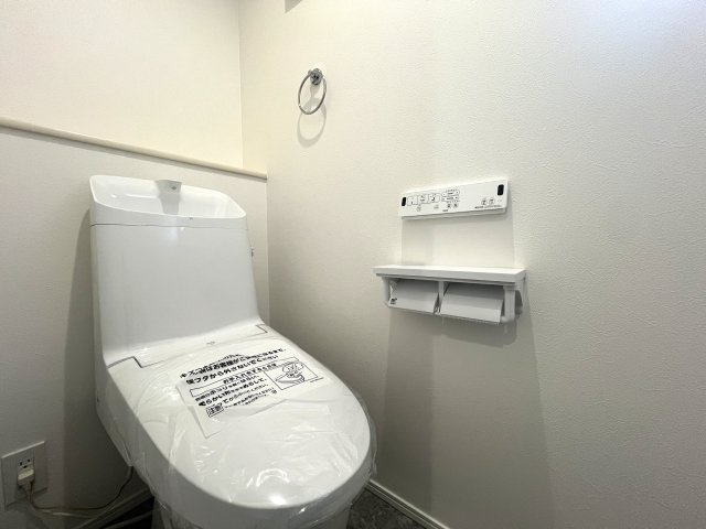 フォレオが近くお買い物に便利♪ちょっと行けば中原街道でごはん屋さんにも困らない◎何気に住みやすさ満点で、静かに暮らす快適空間な【緑区寺山町新築戸建】のトイレ|シンプルで使いやすいトイレです