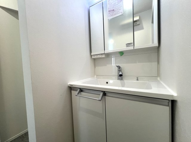 フォレオが近くお買い物に便利♪ちょっと行けば中原街道でごはん屋さんにも困らない◎何気に住みやすさ満点で、静かに暮らす快適空間な【緑区寺山町新築戸建】の独立洗面台|独立洗面台で身支度をすべて済ませてしまいましょう