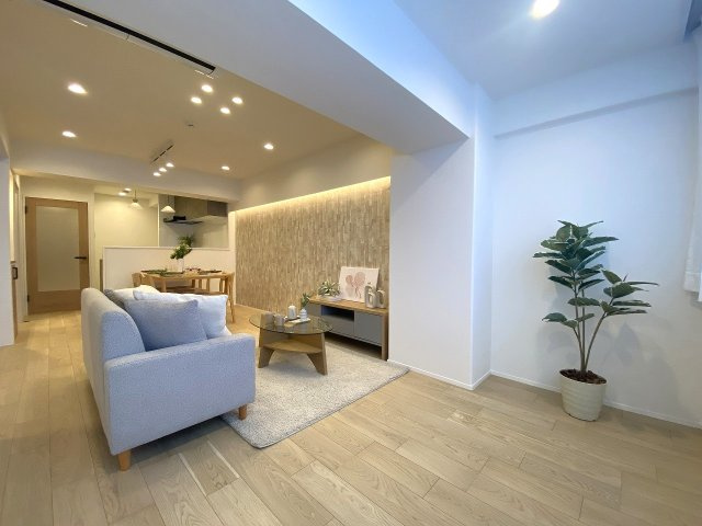 ハイツ越谷の居間・リビング|リビング15.5帖
15.5帖のゆとりあるLDK。フローリング・建具新規施工で清潔感あふれる快適な家族空間です。