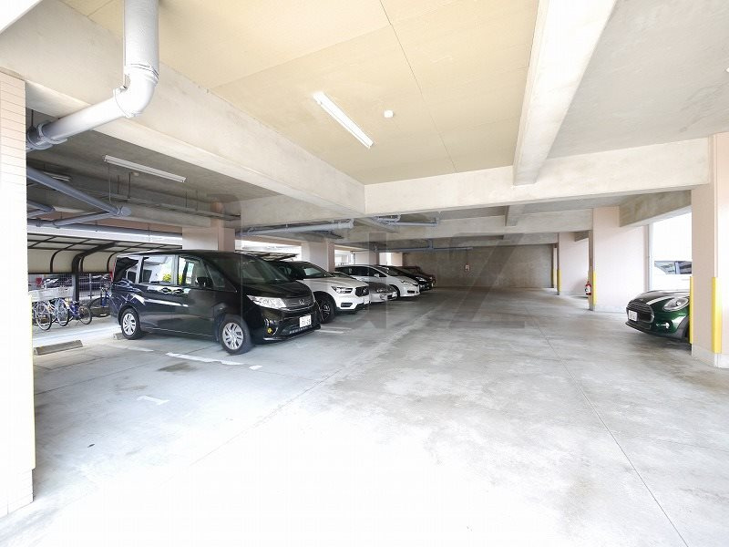 アルビオ北新横浜の駐車場