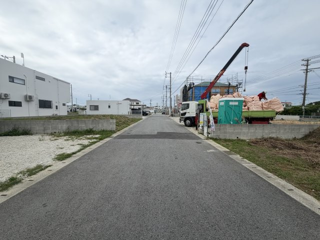 読谷村大湾　第2（全2棟）2号棟の前面道路含む現地写真|※西側公道6m♪