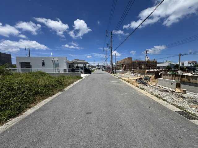 読谷村大湾　第2（全2棟）2号棟の前面道路含む現地写真|※西側公道6m♪