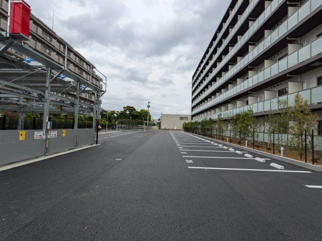 ケイディーエックスレジデンス原木中山の駐車場