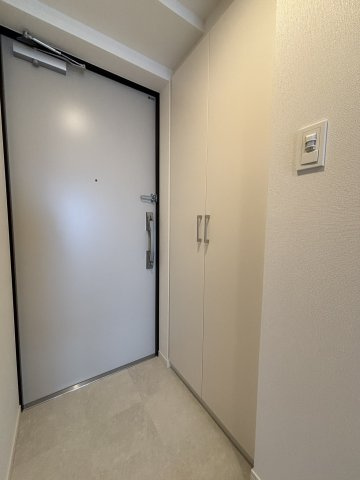 ケイディーエックスレジデンス原木中山の玄関