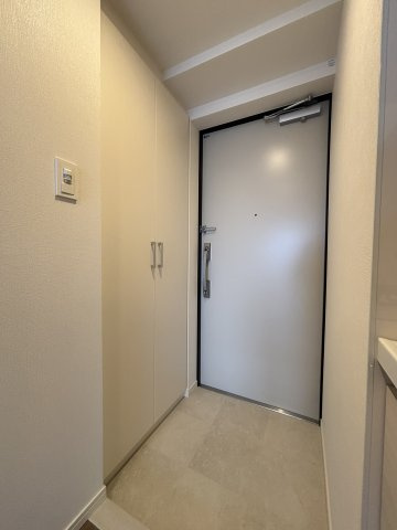 ケイディーエックスレジデンス原木中山の玄関