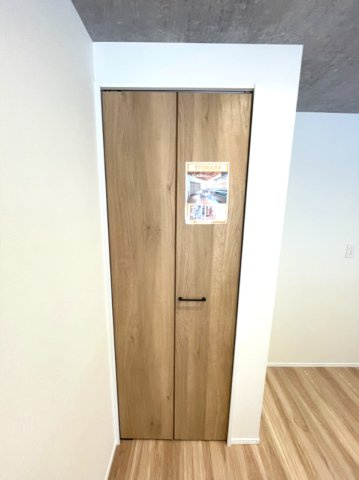 岡山市中区高屋　戸建ての玄関|キッチン横の収納です。