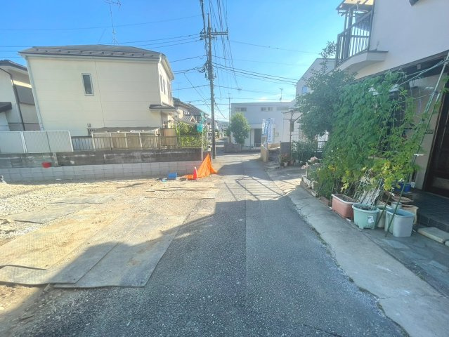 昭島市緑町14期　１号棟の前面道路含む現地写真