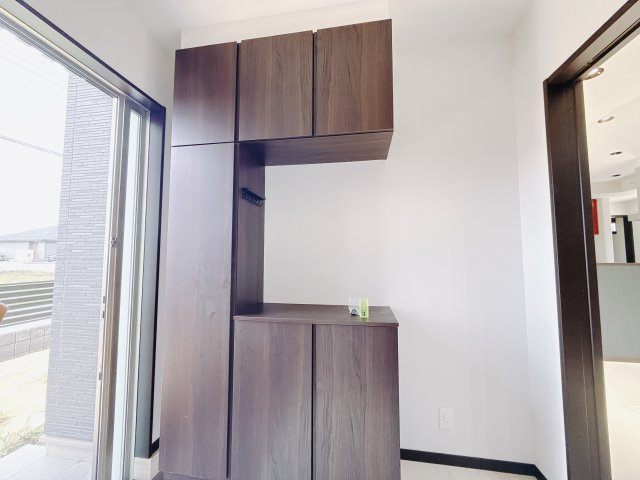 【中古戸建】高崎市金古町の玄関|■玄関｜「玄関から、我が家を心地よく。自然の風や光を感じられる気持ちのいい玄関へ。」永く居心地のいい暮らしを演出する快適性能と安心を両立させたドアを採用しました！