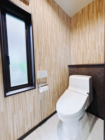 【中古戸建】高崎市金古町のトイレ|■トイレ｜1階、2階にもトイレをご用意しております♪窓付きなので常に換気もでき、綺麗保てます♪