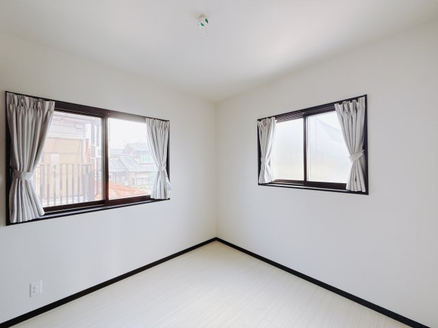 【中古戸建】高崎市金古町の洋室|■洋室｜ナチュラルカラーの床です。模様替えなどとても楽しく工夫できます♪陽当たり、風通しもとても良いので毎日快適な生活スタートです！子供部屋にも良いですね♪