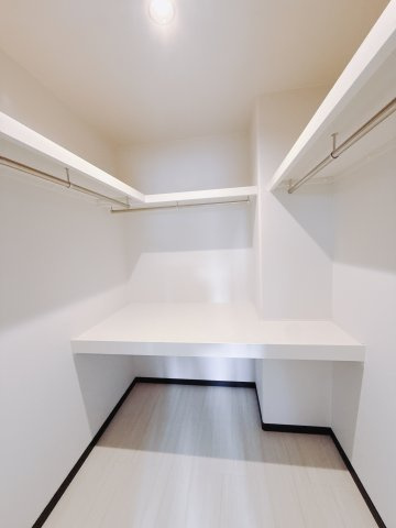 【中古戸建】高崎市金古町の収納|■WIC｜主寝室には夢のウォークインがございます♪お洋服やバッグだけでなく、増えていくお洋服やご家族での思い出の品もしっかりと収納します( ＾＾ )