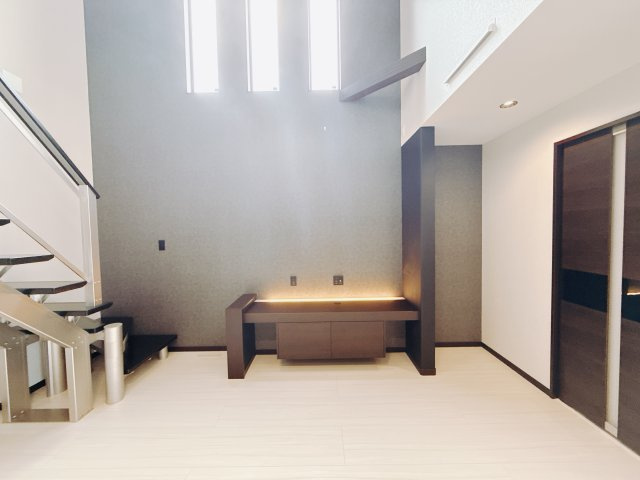 【中古戸建】高崎市金古町の居間・リビング|■リビング｜家族でゆったりくつろげる、居心地の良いリビング♪賃貸と違って、テレビや音楽の音を気にしなくて良いことが嬉しいですね(*＾＾*)