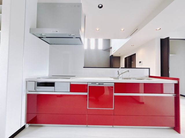【中古戸建】高崎市金古町のキッチン|■キッチン｜大きなお鍋や調理用具のも出し入れラクラクな収納がたっぷり！毎日使う場所だからこそ、無理のない姿勢で作業できるのは嬉しいポイントですね(*＾＾*)♪