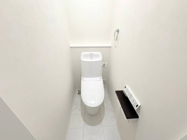 タマタウン　関市巾1丁目（倉知小Ⅲ）　全5区画分譲のトイレ|超節水型の水洗トイレを標準採用。汚れが付きにくいコーティング加工で、いつでも清潔に保てる便座を装備。