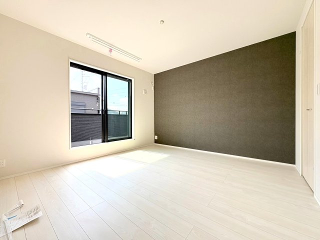 タマタウン　関市巾1丁目（倉知小Ⅲ）　全5区画分譲の寝室|全居室にたっぷり収納できる大型収納を設置。窓ガラスは断熱性能や結露防止効果の高いペアガラスです。
