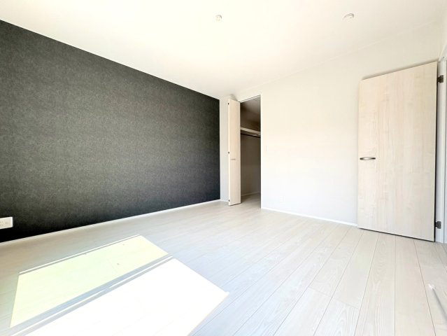 タマタウン　関市巾1丁目（倉知小Ⅲ）　全5区画分譲の洋室|建具やクロスなどをトータルデザインでコーディネートしており、室内に落ち着きと安らぎを与えてくれます。