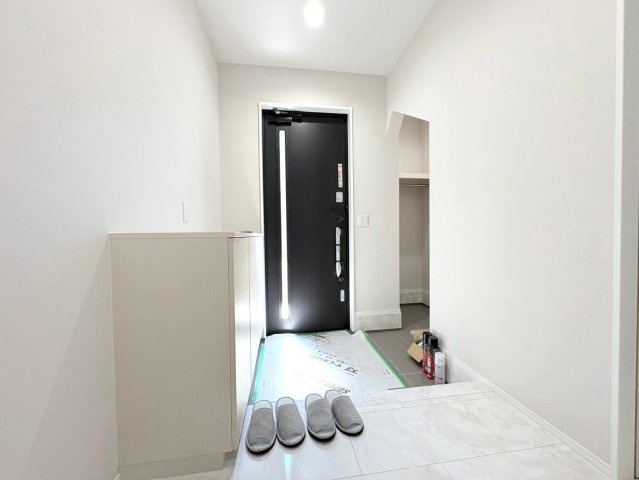 タマタウン　関市巾1丁目（倉知小Ⅲ）　全5区画分譲の玄関|大容量のシューズ収納付きで玄関周りもすっきり！玄関ドアからの光が玄関ホールを明るくしてくれます。