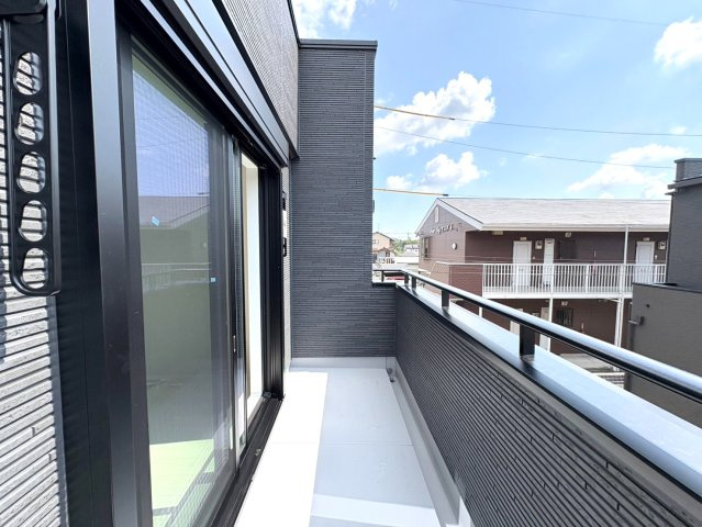タマタウン　関市巾1丁目（倉知小Ⅲ）　全5区画分譲のバルコニー|バルコニーは南向きで洗濯物もよく乾きます！強度と表面積硬度を持つFPRで防水しています。