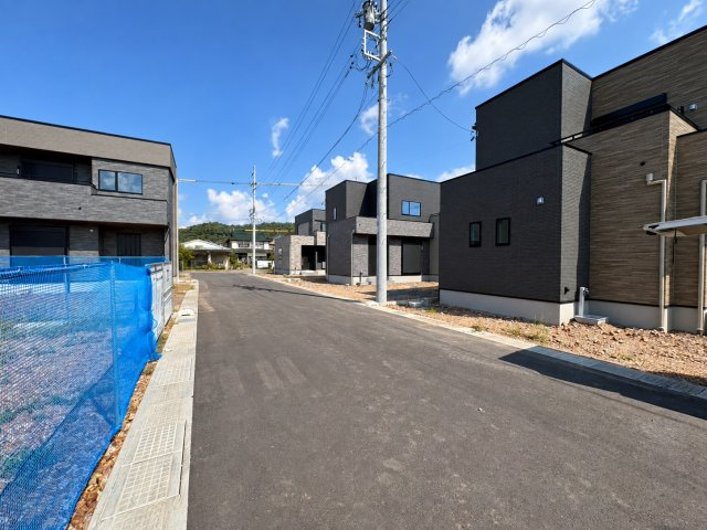 タマタウン　関市巾1丁目（倉知小Ⅲ）　全5区画分譲の前面道路含む現地写真|■前面道路　■ヤマダ不動産　株式会社リライフ　
■夢のマイホーム購入をフルサポートします！