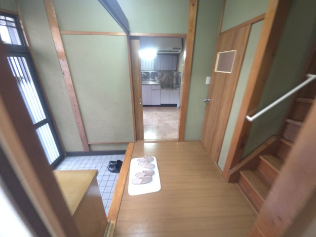 松島４丁目貸家の玄関