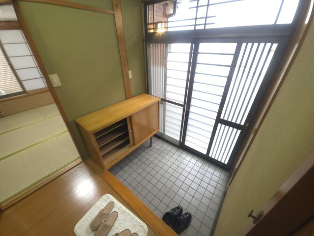 松島４丁目貸家の玄関