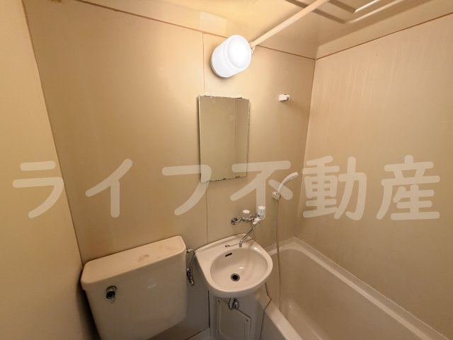 エトワールヴィルーR瓜生堂の独立洗面台|独立洗面台、小物を置くことができて便利です