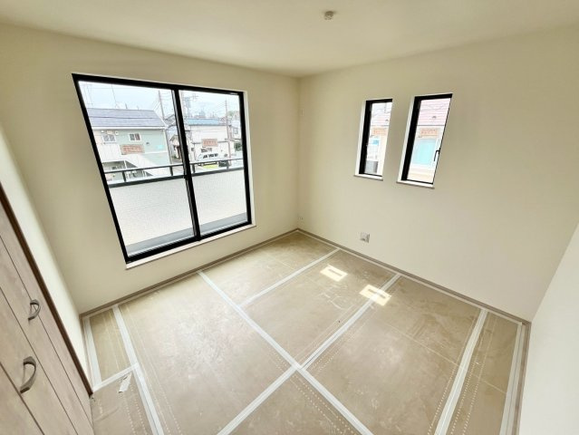 【仲介手数料無料】ふじみ野市新田―新築分譲住宅―限定1棟の洋室|全室2面採光、やさしい光と静けさが、自然な眠りへと導いてくれる、住まいの“癒しの核”です。
※建築中の写真となります。