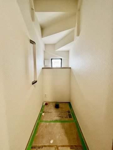 【仲介手数料無料】ふじみ野市新田―新築分譲住宅―限定1棟のランドリースペース|窓のあるトイレで、いつでも自然換気ができる快適空間。光が差し込み、清潔感のある明るい印象です。
※建築中の写真となります。