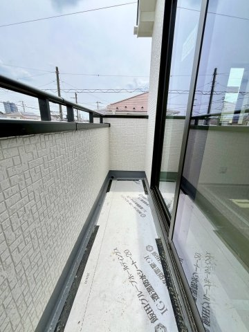 【仲介手数料無料】ふじみ野市新田―新築分譲住宅―限定1棟のバルコニー|晴れた日にはシーツや布団をたっぷり干して、風と太陽の香りに包まれる心地よさ。広々バルコニーなら、家事効率も快適さもアップ。毎日の暮らしがちょっと楽しくなる空間です。
※建築中の写真となります。
