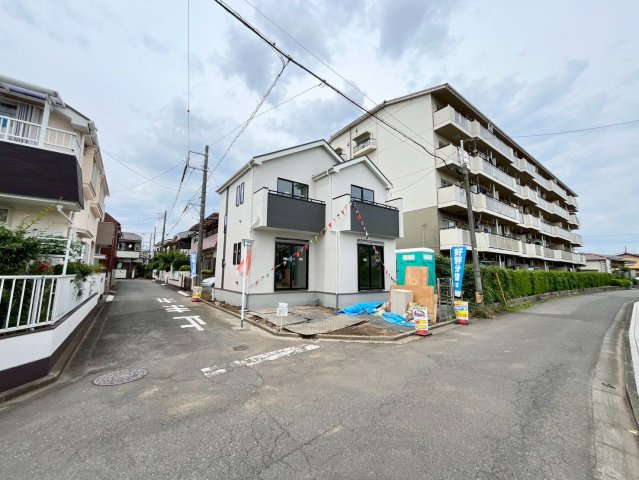 【仲介手数料無料】ふじみ野市新田―新築分譲住宅―限定1棟の前面道路含む現地写真|光と風溢れる至極の邸です。周囲には緑が多く、四季折々の風情を感じられるエリア。公園も徒歩圏内で、ファミリー世帯にも人気のエリアです。
※建築中の写真となります。