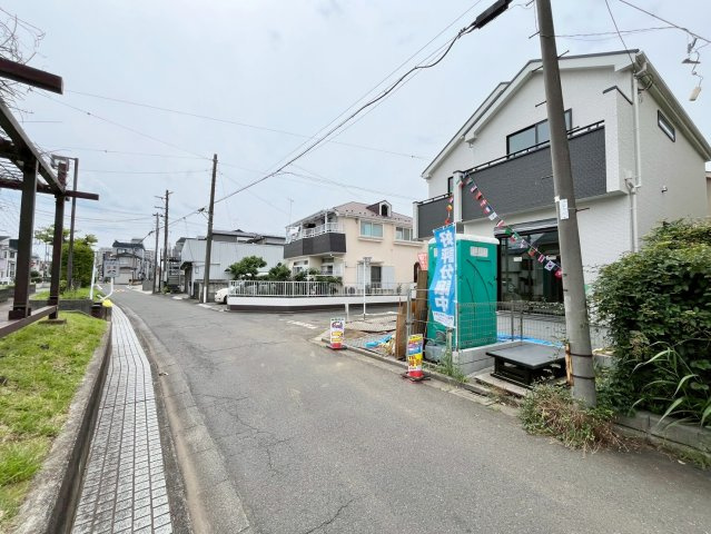 【仲介手数料無料】ふじみ野市新田―新築分譲住宅―限定1棟の前面道路含む現地写真|自然と調和した土地で、四季折々の風景を楽しみながら、自分だけの特別な空間を築く喜びを実感できます。
※建築中の写真となります。