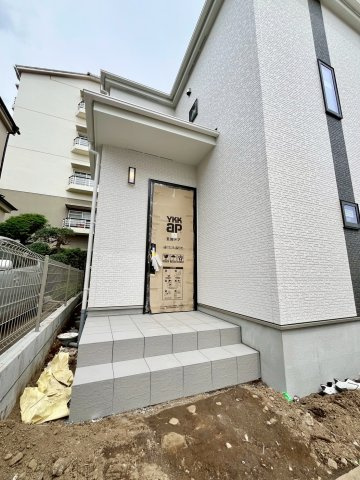 【仲介手数料無料】ふじみ野市新田―新築分譲住宅―限定1棟の外観|保育園・小学校徒歩圏内で、子育てファミリーにも人気のエリア。周囲には公園が点在し、休日のお出かけやお散歩にぴったりです。
※建築中の写真となります。