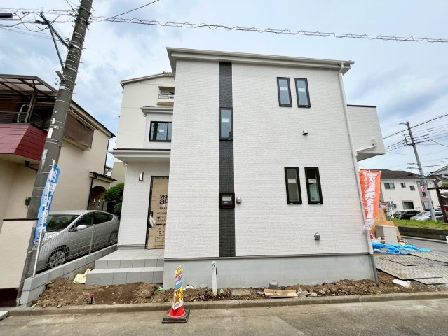 【仲介手数料無料】ふじみ野市新田―新築分譲住宅―限定1棟の外観|陽当たりも風通しも良好で、家族みんなが快適に過ごせる暮らしがここに。蒼い空が近くに広がる。
※建築中の写真となります。