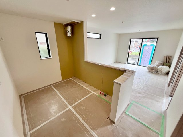 【仲介手数料無料】ふじみ野市新田―新築分譲住宅―限定1棟のキッチン|忙しい日々の中でもゆとりある時間を生み出し、家族との団らんや自分の時間をより大切にできる快適な暮らしを実現します。
※建築中の写真となります。
