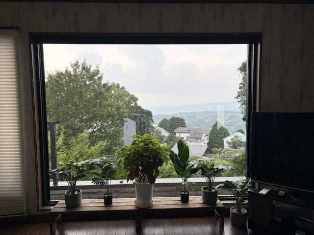 函南町　南箱根ダイヤランドの展望|大きな窓から望む景色はまるで額縁のよう。