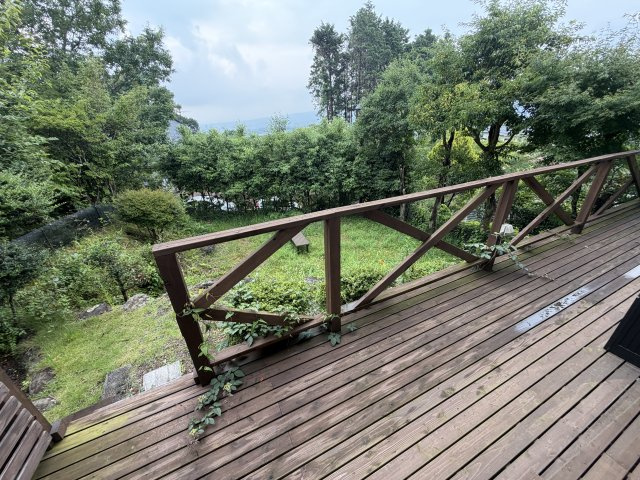 函南町　南箱根ダイヤランドのバルコニー|広々としたウッドデッキとドッグランのお庭